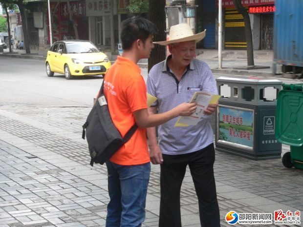 （志愿者向市民宣讲环保知识）