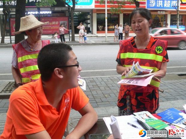 （市民们和志愿者们探讨环保问题）