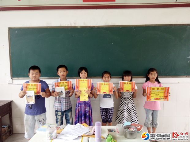 小班获奖人员进行合影