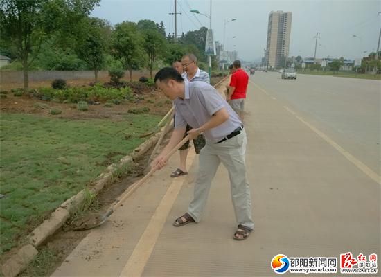 图为市畜牧水产局干部职工在春光路清扫垃圾现场
