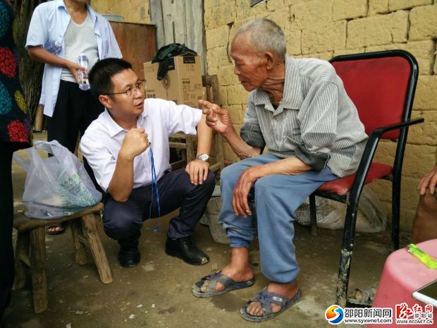 询问老人身体状况