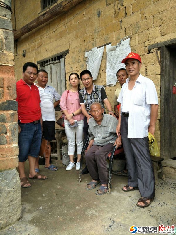 医护人员和老人合影