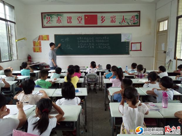 刘宏达给孩子们介绍历史背景