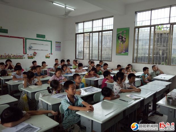 孩子们认真思考