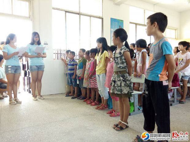 小班孩子们进行诗朗诵
