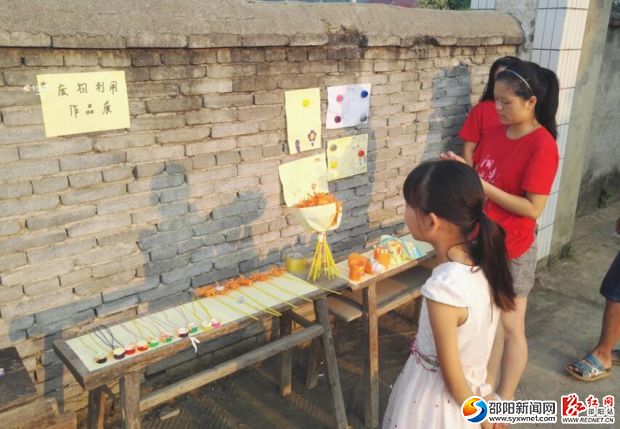 老师带领学生参观作品