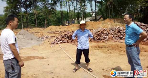 党委书记蒋新(右一)和镇长蒋凯兵(左一)检查危房基础设施