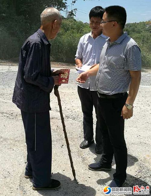 场主要领导上门慰问参战老兵