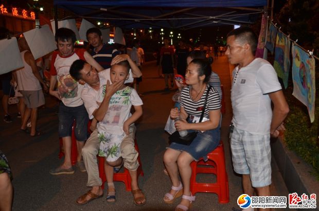 小兵兵见到志愿者,就像见到了亲人,分外亲热