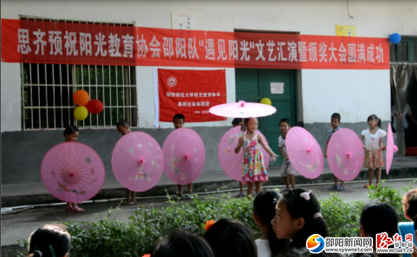 小班同学的歌舞表演《捉泥鳅》