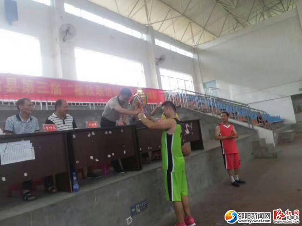 图为闭幕式颁奖