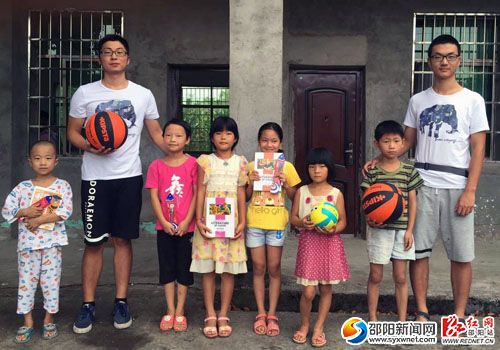 苏州大学二学子与留言守学生合影