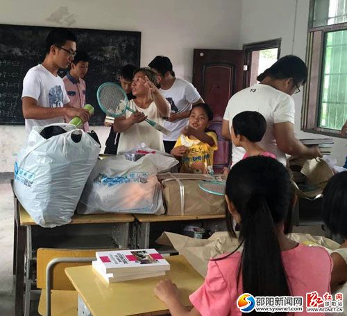 师生正在领取爱心文具