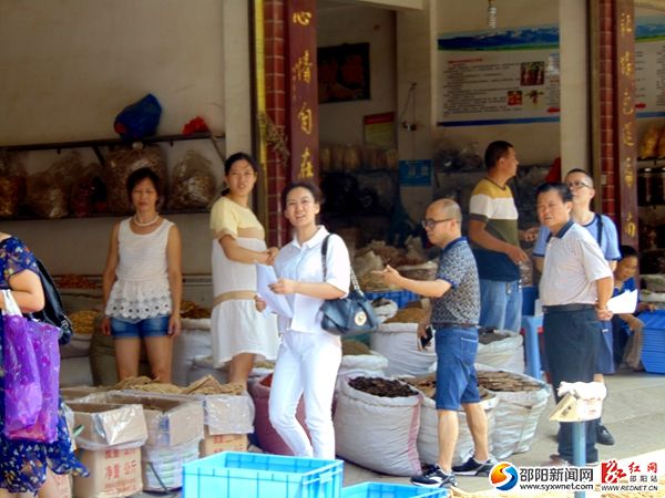 图为外地药商们到廉桥中药专业市场进货_副本