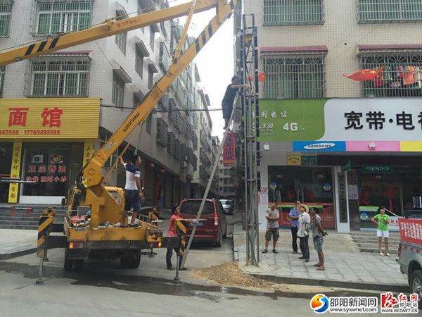 图为地面立式广告招牌拆除现场