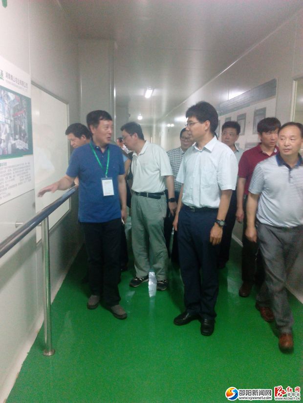 8月11日，杨振海查看南山牧业公司液态奶生产车间