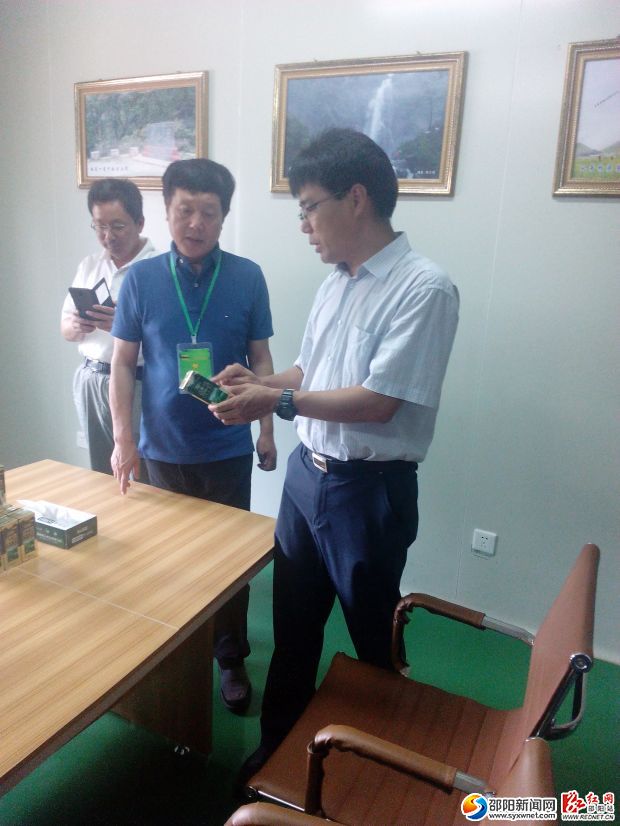 8月11日，杨振海查看南山牧业公司生产的主要产品