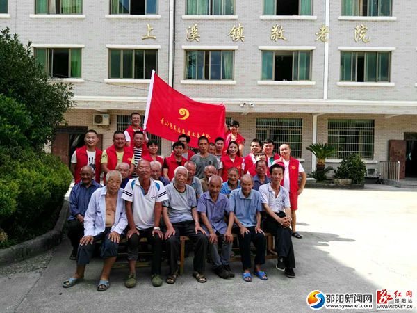 图一为志愿者与部分五保户合影留念;