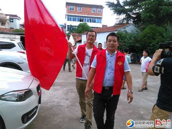 图三为青山村党员志愿者义乌中队到达敬老院;