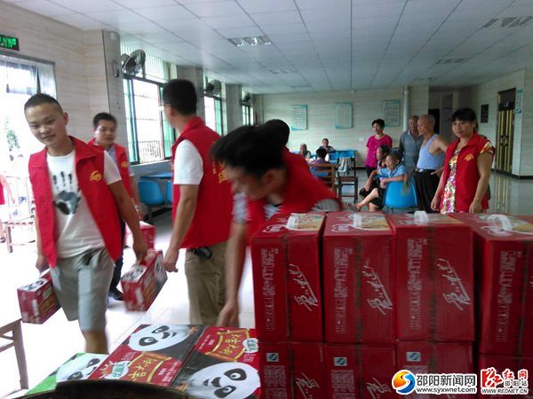 图五为为志愿者们把牛奶、八宝粥等送到敬老院1