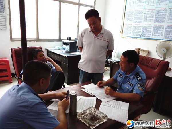 图为交警与企业负责人交谈