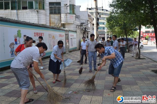 党委副书记、副局长向跃带领机关干部职工清扫街道
