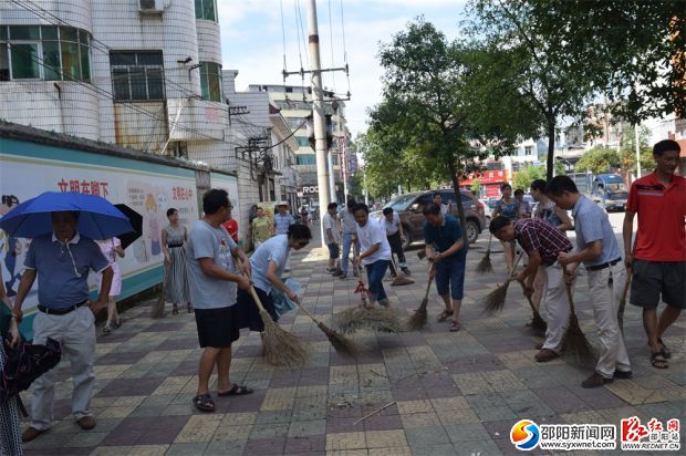 隆回县教育局干部职工清扫街道