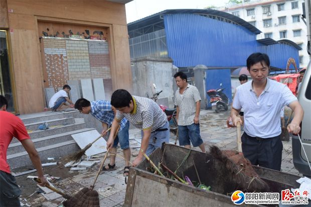 干部职工清扫建筑垃圾