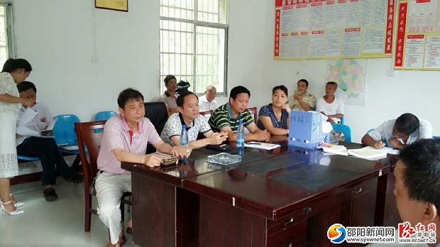 图为市畜牧兽医专家为养殖户培训养禽技术