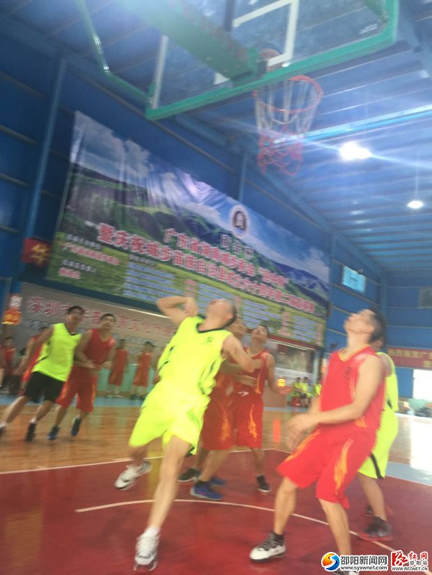 图为运动拼抢中