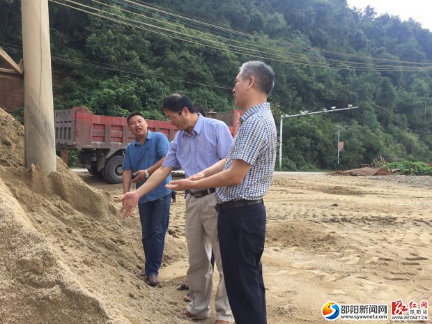 张蒲生主任在鹏城制沙厂现场察看制沙
