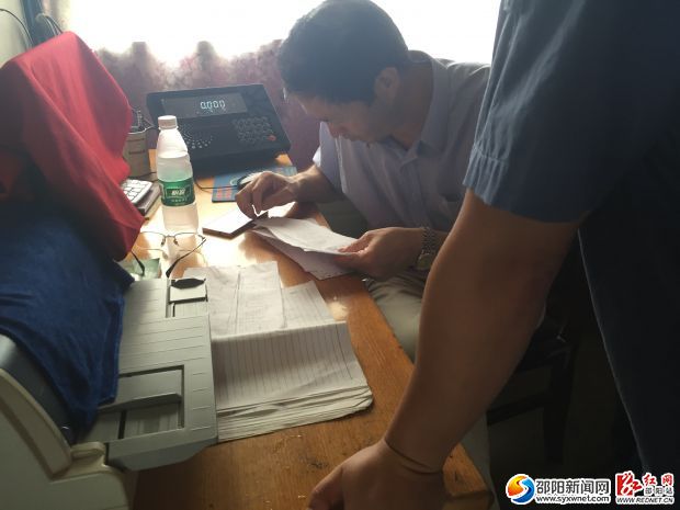 张蒲生主任在阳光沙场察看车辆过磅单