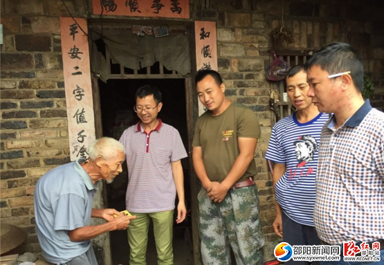 看望贫困老人