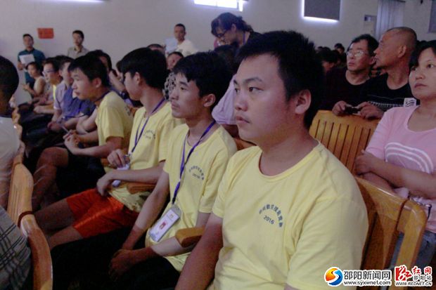 竞技选手们等待领奖。