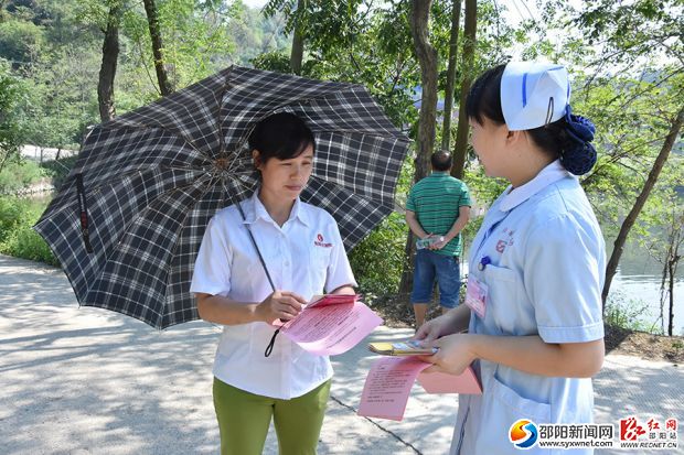 妇幼保健院向群众发放宣传资料1