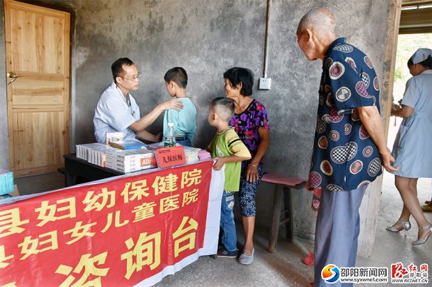妇幼保健院儿科医生正在为儿童看诊