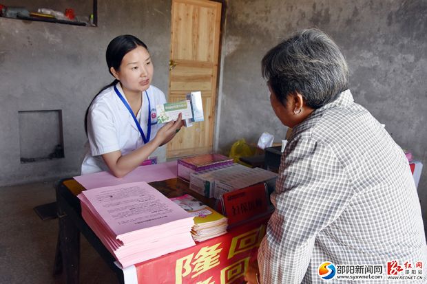 妇幼保健院妇科医生为群众讲解用药事项