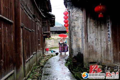 雨巷走来丁香花一样的姑娘