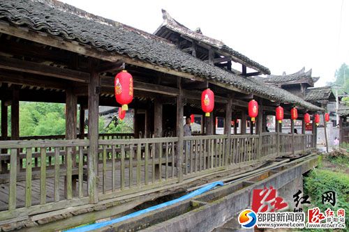 铺头村古老的伏龙桥横跨赤水河