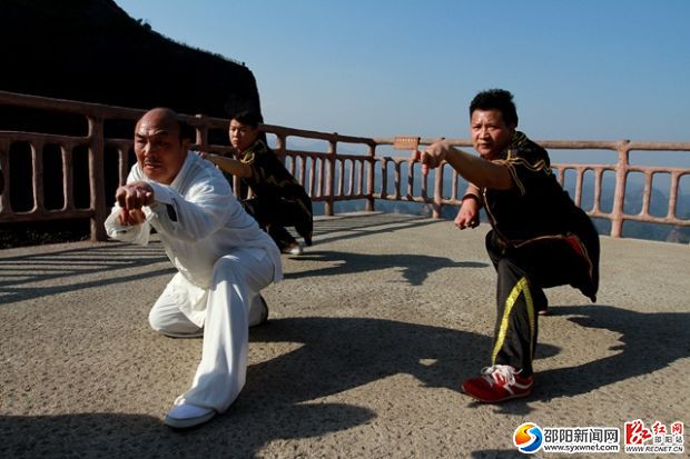 刘烈红(前)在崀山八角寨表演岩鹰拳(颜克明摄)