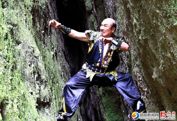 75岁的刘烈红在崀山的岩壁间表演岩鹰拳绝技(颜克明摄)