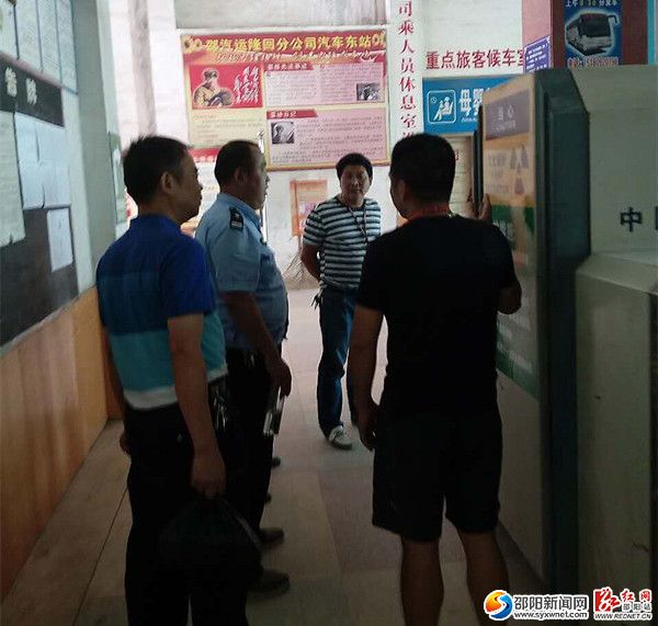 图为交警深入汽车东站开展安全检查