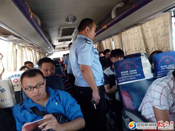 图为交警检查车内情况