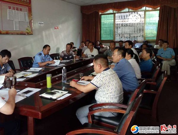 图为交警在湘运公司召开座谈会