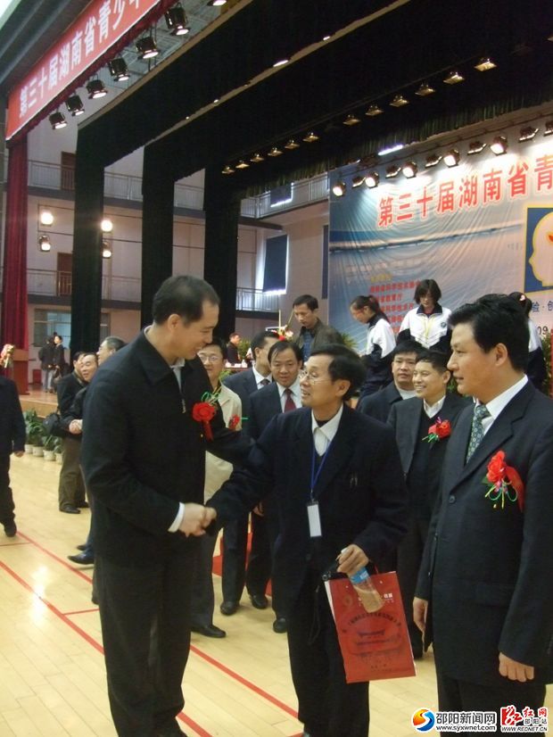 与中共湖南省委常委、组织部长郭开朗同志(左一)握手交谈 - 副本