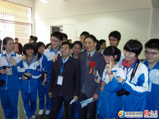在湖南省第33届青少年科技创新大赛会场与中国科协副主席黄伯云院士(右四)及娄底一中参赛学生合影 - 副本
