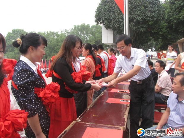 图为校长卢小军为示范班主任颁奖