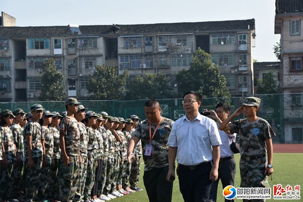 图为该校校长李维勇检阅现场