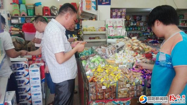 工作人员检查超市在售食品保质期
