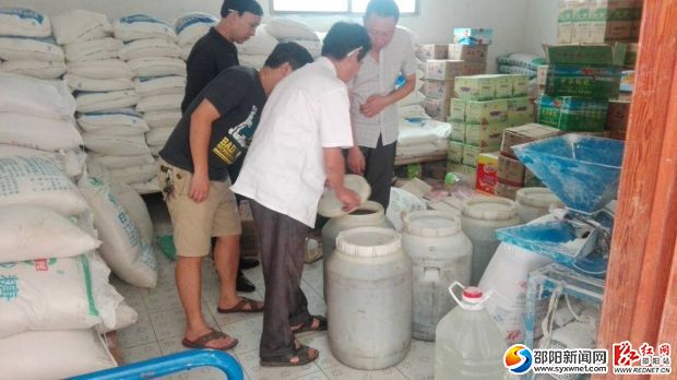 工作人员抽查粮油质量